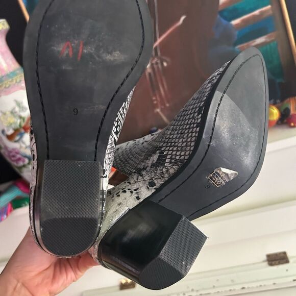 Jeffrey Campbell Black and White Snakeskin Ankle Booties Size 9 - Picture 15 of 16